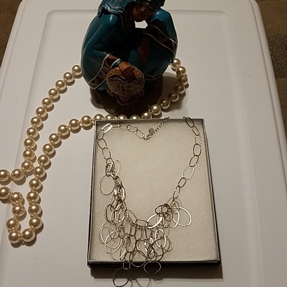 Nwot tahari necklace.